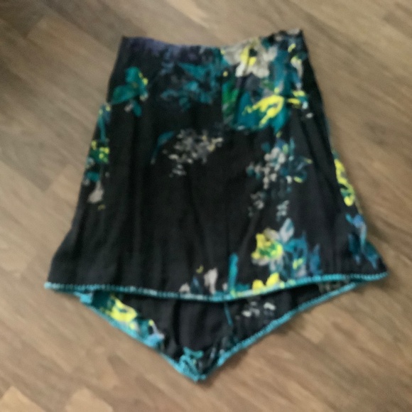 Essential asymmetrical 100% wool skirt - Picture 4 of 11